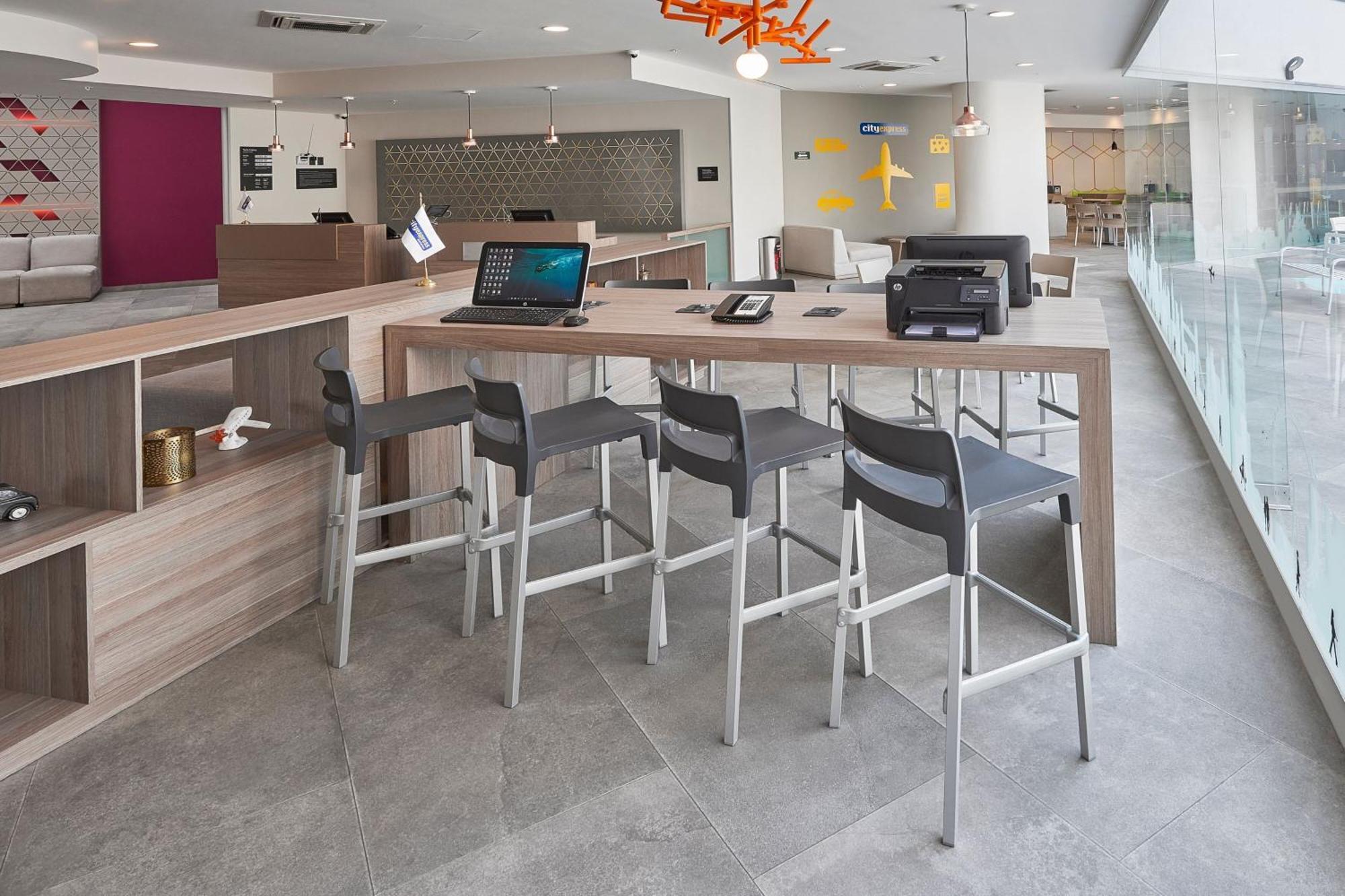 Hotel Express By Marriott Ciudad De Aeropuerto 4*
